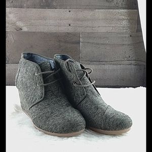 Toms heathered olive wedge booties EUC
